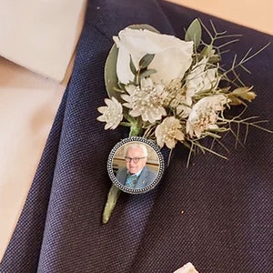 Amuleto fotográfico personalizado del novio, orificio del botón, alfiler de corbata, solapa, memorial, boutonniere, padre de la novia Insignia de recuerdo del novio Esmalte simbólico