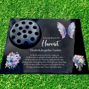 Puede incluir: Placa conmemorativa de granito negro con un portavasos, un par de alas de ángel y un diseño floral. La placa dice "In Loving Memory Of Harriet Elizabeth Jacqueline Gordon" e incluye un poema sobre recordar a un ser querido.