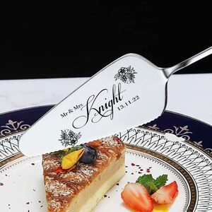 Personalised Engraved Wedding Cake Server Bride Groom Wedding Decoration Gift Cake Stand, Slice, Favour, Custom Bridal, Decor, Cutting
