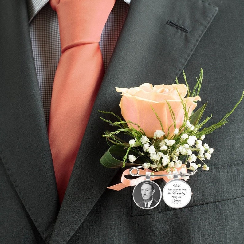 Charme personnalisé de photo de marié, trou de bouton, épingle de cravate, revers, mémorial, boutonnière, charme de bouquet, quelque chose de bleu, souvenir souvenir image 1