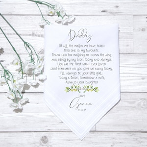 Puede incluir: Un pañuelo blanco con un mensaje escrito a mano para "Papá" de parte de "Gemma" con la fecha "11.02.11". El mensaje dice: "De todos los caminos que hemos recorrido, este es mi favorito. Gracias por acompañarme hasta el altar y por estar a mi lado, hoy y siempre. Tú eres el primer hombre que he amado. Recuerda que cuando me lleves al altar hoy, siempre seré tu pequeña. Hoy una novia, mañana una esposa, Siempre tu hija. Con amor, Gemma".