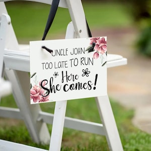 Personalisiertes Namensschild Junge, Schild, Hier kommt die Braut, Ringträger Hochzeitsschild, Graviert, Hochzeitsgeschenk, Blumenmädchen, Onkel