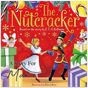 Puede incluir: Una portada de libro roja con el título "El Cascanueces" en letras doradas. El libro está ilustrado con una niña con un vestido blanco bailando con un soldado cascanueces. El texto "Una historia para Marco" está escrito en blanco sobre un fondo negro.