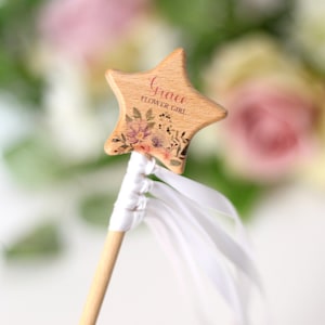 Personalisierter Blumenmädchen Zauberstab, Holz Stern Herz Zauberstab, Regenbogen Fee, PartyTaschenfüller, Tanzen, Strümpfe Füller, Geschenk für Mädchen, Floral
