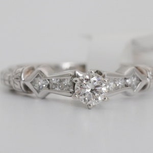 Antique Round Diamond Ring in 14k White Gold