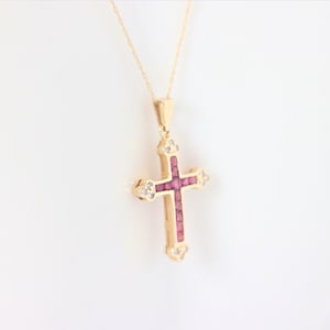 Pingente Cruz de Rubi e Diamante em Ouro Amarelo 14K
