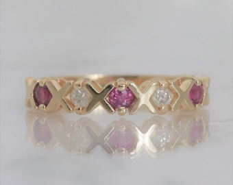 Rubin und Diamant Akzent X Hochzeitsband in 14k Gelbgold