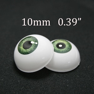 Può includere: Due occhi di bambola in plastica verde da 10 mm (0,39 pollici) con sclera bianca.