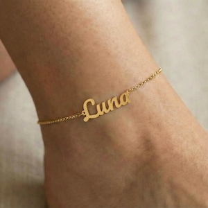 Braccialetto alla cavigliera con nome · Braccialetto con nome sulla gamba in oro 14k · Gioielli estivi · Braccialetto alla cavigliera da donna