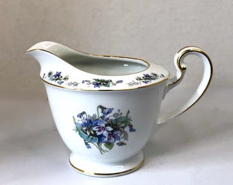 Jarra Noritake Violette 3054 con diseño floral de violetas y detalles dorados de porcelana