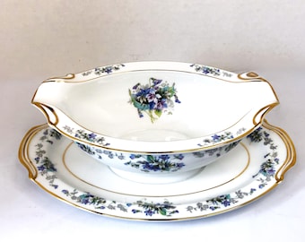 Salsera Noritake Violette 3054 con plato inferior incorporado y diseño floral violetas con detalles dorados de porcelana