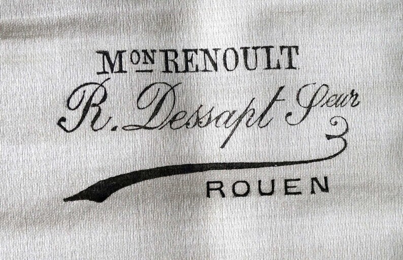 Puede incluir: Una etiqueta de tela blanca con texto negro que dice "Mon Renoult R. Dessapt Jeur Rouen".
