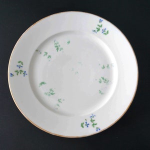 Plato de porcelana NAST Paris de 24 cm decorado con flores de aciano, Barbeau Décor, Francia, fabricado en París entre 1784 y 1835.