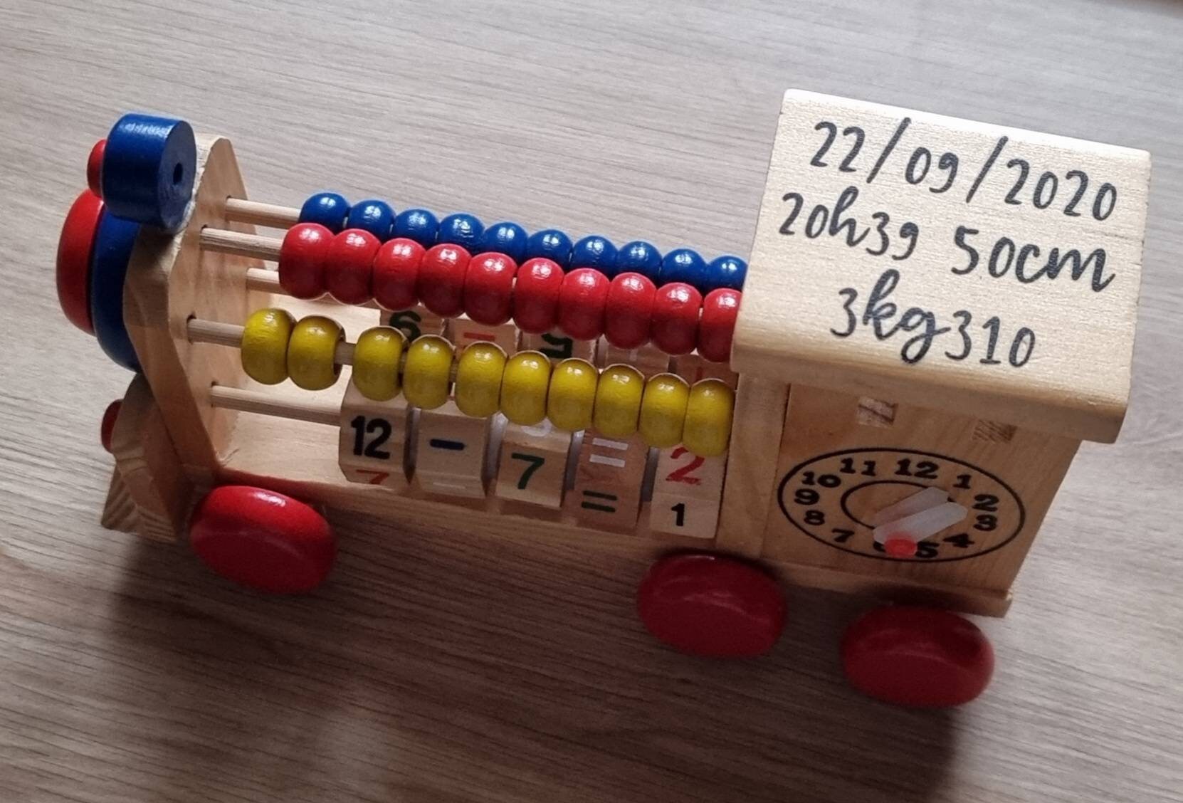 Train en Bois avec Prénom Naissance Bébé. Perles à Compter et Horloge