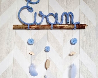 Prénom tricotin sur morceau de bois branche theme ballon et nuage bleu