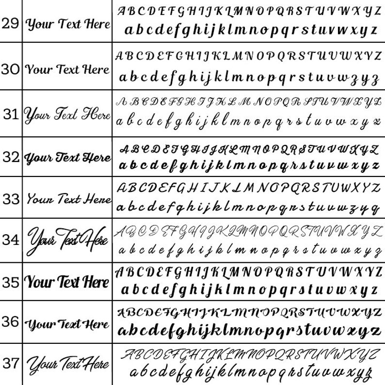 Op de afbeelding: Een overzicht van verschillende lettertypen, elk met hoofdletters en kleine letters. Elke rij toont "Your Text Here" in een ander lettertype, met het bijbehorende alfabet eronder.