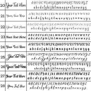 Op de afbeelding: Een overzicht van verschillende lettertypestijlen, elk met het alfabet in hoofdletters en kleine letters. De tekst "Your Text Here" staat boven elk lettertype, met zwarte letters op een witte achtergrond. De lettertypen vari&euml;ren in stijl.