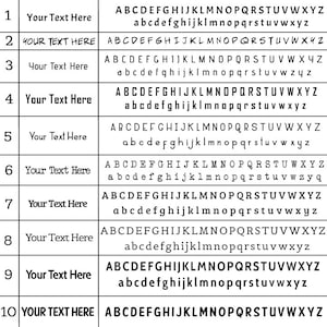Op de afbeelding: Een afbeelding met tien rijen tekstvoorbeelden. Elke rij toont het alfabet in hoofdletters en kleine letters, met de woorden "Your Text Here" voor elk voorbeeld. De lettertypen vari&euml;ren in stijl en grootte.