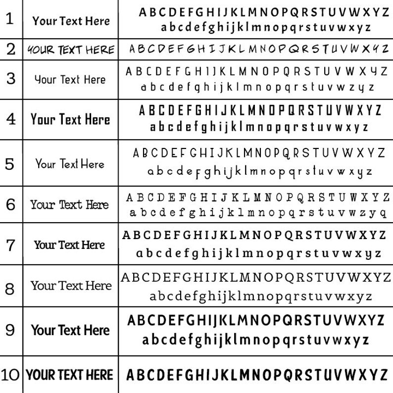 Op de afbeelding: Een afbeelding met tien rijen tekstvoorbeelden. Elke rij toont het alfabet in hoofdletters en kleine letters, met de woorden "Your Text Here" voor elk voorbeeld. De lettertypen vari&euml;ren in stijl en grootte.
