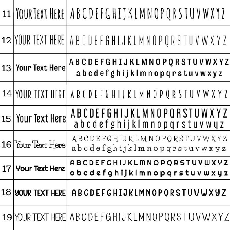 Op de afbeelding: Een raster met verschillende lettertypestijlen. Elke rij toont de tekst "YOUR TEXT HERE" gevolgd door het alfabet in hoofdletters. Sommige rijen bevatten ook kleine letters. De lettertypen vari&euml;ren in stijl en grootte.