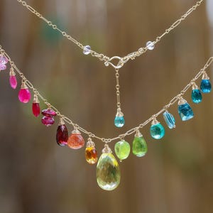 14K Goldregenbogen-Edelsteinkette: Multi-Gem-Tropfen, bunte Aussage