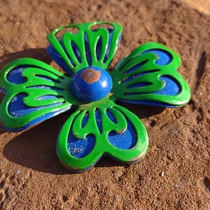 Vintage 1950s 60s  enameled retro flower brooch