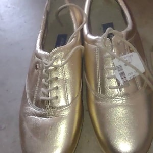 Gold sneakers easy  retro spirit gold tennis shoes size 7.5 NWT J C  Penny gift for her