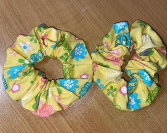 Hübsches Frühlingsblumen Scrunchie