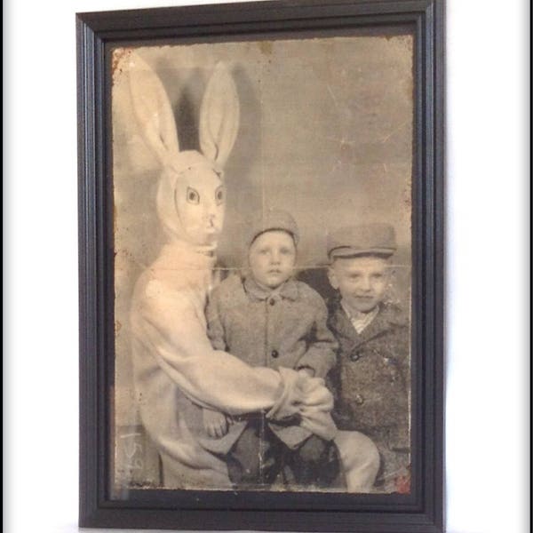 Reproduction inhabituelle vieillie d'un lapin effrayant avec deux enfants - Format A4.