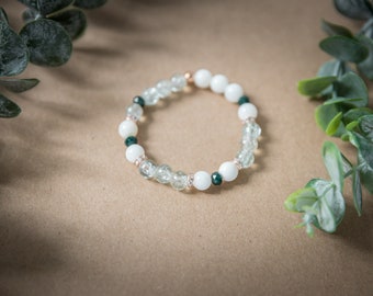 Elastic bracelet with semi-precious beads and cracked glass beads