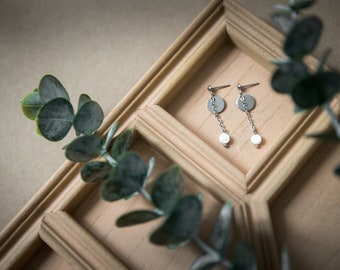 Stainless steel dangling earrings with mother-of-pearl pearl
