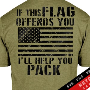 Könnte beinhalten: Ein grünes T-Shirt mit einem abgenutzten amerikanischen Flaggen-Design und dem Text "Wenn diese Flagge dich beleidigt, helfe ich dir beim Packen". Der Text ist schwarz und das Shirt hat einen abgenutzten Look. Das Shirt ist in den Formaten SVG, PNG und EPS erhältlich.