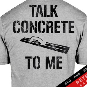 Puede incluir: Una camiseta gris con texto negro que dice "Talk Concrete To Me". Una silueta negra de una llana de concreto está sobre el texto. El texto "SVG PNG EPS AI RETROS GARAGE" está en la esquina inferior derecha.
