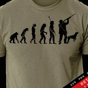 Może przedstawiać: Czarno-biały projekt sylwetki przedstawiający ewolucję człowieka, kończący się na myśliwym trzymającym strzelbę i psa. Projekt znajduje się na zielonej koszulce z tekstem "SVG PNG EPS AI RETROS GARAGE" w prawym dolnym rogu.