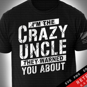 Può includere: Una maglietta nera con testo bianco che recita "Sono lo zio pazzo di cui ti hanno avvertito". La maglietta ha un aspetto vissuto ed è perfetta per uno zio divertente ed eccentrico.