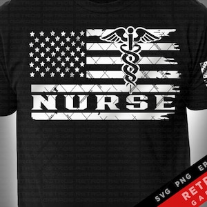Puede incluir: Una camiseta negra con un diseño de bandera estadounidense blanca desgastada que presenta un símbolo de caduceo médico y la palabra "NURSE". El diseño se superpone a un patrón de cuadrícula blanca. La camiseta tiene una etiqueta blanca con el texto "SVG PNG EPS AI RETROS GARAGE".