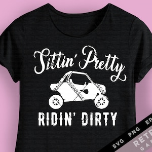 Puede incluir: Camiseta negra con texto blanco que dice "Sittin' Pretty RIDIN' DIRTY" con una silueta blanca de un vehículo lado a lado entre el texto.