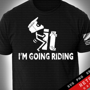 Könnte beinhalten: Schwarzes T-Shirt mit einer weißen Grafik eines Strichmännchens, das ein Dirtbike fährt. Der Text "I'm Going Riding" ist unter der Grafik gedruckt.