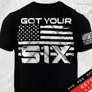Könnte beinhalten: Schwarzes T-Shirt mit einem abgenutzten amerikanischen Flaggen-Design und dem Text "GOT YOUR SIX" in Weiß. Der Text ist über das Flaggen-Design gelegt. Das Shirt ist ein beliebtes Design für patriotische Menschen.
