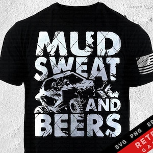 以下が含まれることがあります： 「Mud Sweat and Beers」という白いグラフィックデザインとオフロード車のシルエットが描かれた黒いTシャツ。デザインは使い古したような風合い。Tシャツの右袖には小さなアメリカ国旗も付いている。Tシャツの右下には「SVG PNG EPS AI RETROS GARAGE」という文字が書かれている。