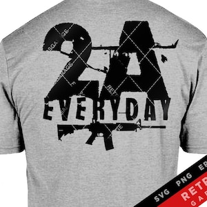 Pode incluir: Uma camiseta cinza com um design gráfico preto do número 24 com um rifle e as palavras "EVERY-DAY".