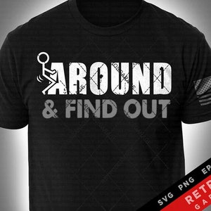 Pode incluir: Camiseta preta com um gráfico branco desbotado que diz "Around & Find Out" com um boneco de palito mostrando o dedo do meio.