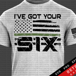 Può includere: Una maglietta bianca con un design di bandiera americana rovinato e il testo "I've Got Your Six" in nero. La bandiera ha una striscia verde al centro. Il testo "SVG PNG EPS AI RETROS GARAGE" è nell'angolo in basso a destra.