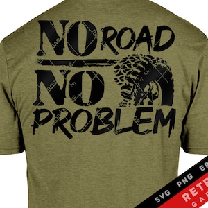 Op de afbeelding: Groen T-shirt met een zwarte afbeelding met de tekst "No Road No Problem" met een bandenprofiel. De afbeelding is verweerd en heeft een grunge-look. Het shirt heeft een verweerde Amerikaanse vlag op de linkermouw.