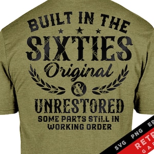 Peut inclure: Un t-shirt vert avec du texte noir qui dit "Built in the Sixties Original & Unrestored Some Parts Still in Working Order". Le texte est entouré d'une couronne et d'étoiles. Le coin inférieur droit du t-shirt a un logo rouge et blanc qui dit "Retros Garage" en texte blanc.