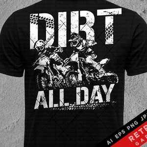Puede incluir: Camiseta negra con un gráfico blanco de dos pilotos de motocross y el texto "Dirt All Day".