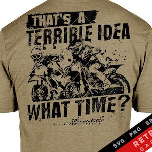 Può includere: Una maglietta marrone con un design grafico in bianco e nero che presenta due piloti di motocross con il testo "That's a terrible idea. What time?" e "Retros Garage" nell'angolo in basso a destra.
