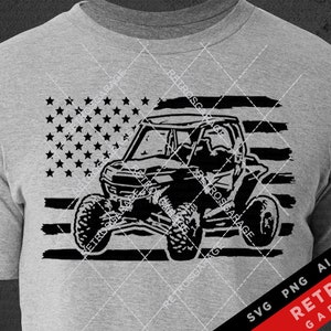 Puede incluir: Silueta en blanco y negro de un vehículo todoterreno lado a lado conduciendo sobre una bandera estadounidense estilizada. El vehículo es un modelo popular para el todoterreno y el uso recreativo.  SVG PNG AI EPS RETROS GARAGE