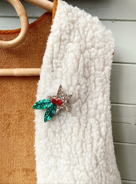 Brooch Handmade Christmas Holly Glitter Bouquet with Love in La Rochelle by Tendre Cactus