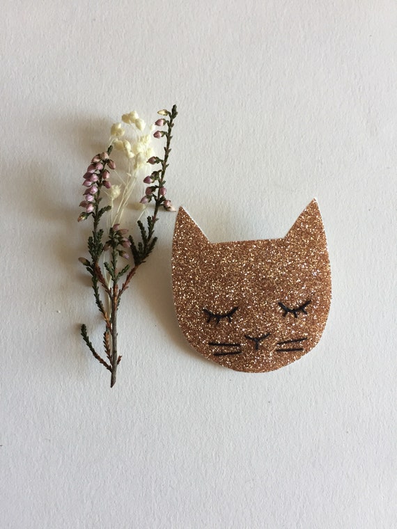 Brooch Cat Simone with adorable sequined accessories handmade with love in La Rochelle